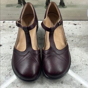 Avon Womens T-Strap Mary Jane Shoes in Burgundy